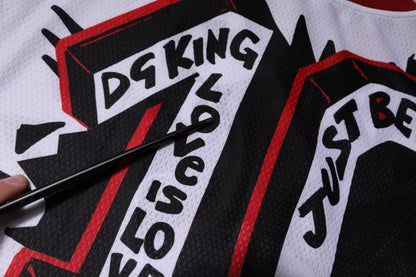 Dolce &amp; Gabbana Flerfarget King Panda-trykk T-skjorte med glidelåskrage