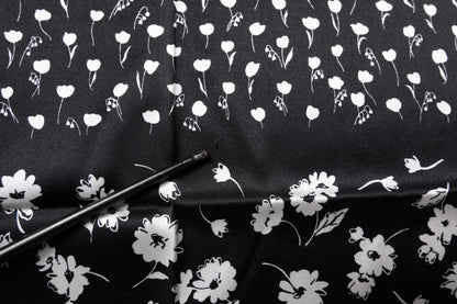 Dolce &amp; Gabbana Svart Blomstersilkeskjerf med Firkantet Omslag