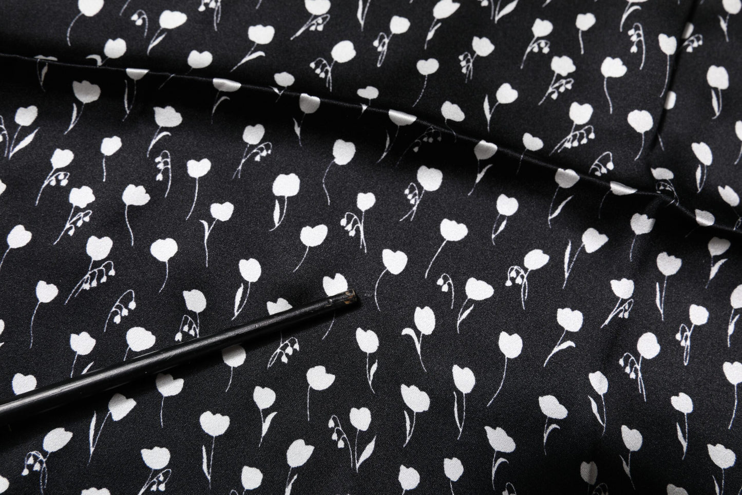 Dolce &amp; Gabbana Svart Blomstersilkeskjerf med Firkantet Omslag