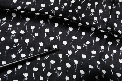 Dolce &amp; Gabbana Svart Blomstersilkeskjerf med Firkantet Omslag