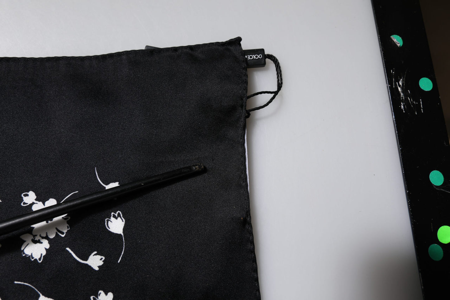 Dolce &amp; Gabbana Svart Blomstersilkeskjerf med Firkantet Omslag