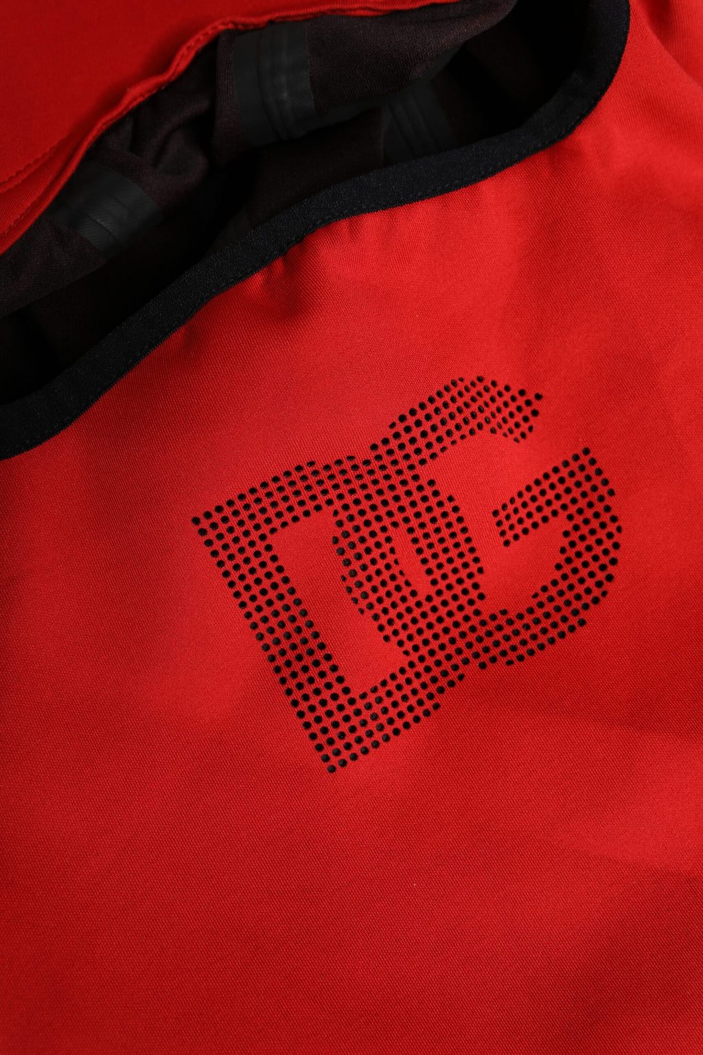 Röd logotyp i polyester med bred brätte i balaklava