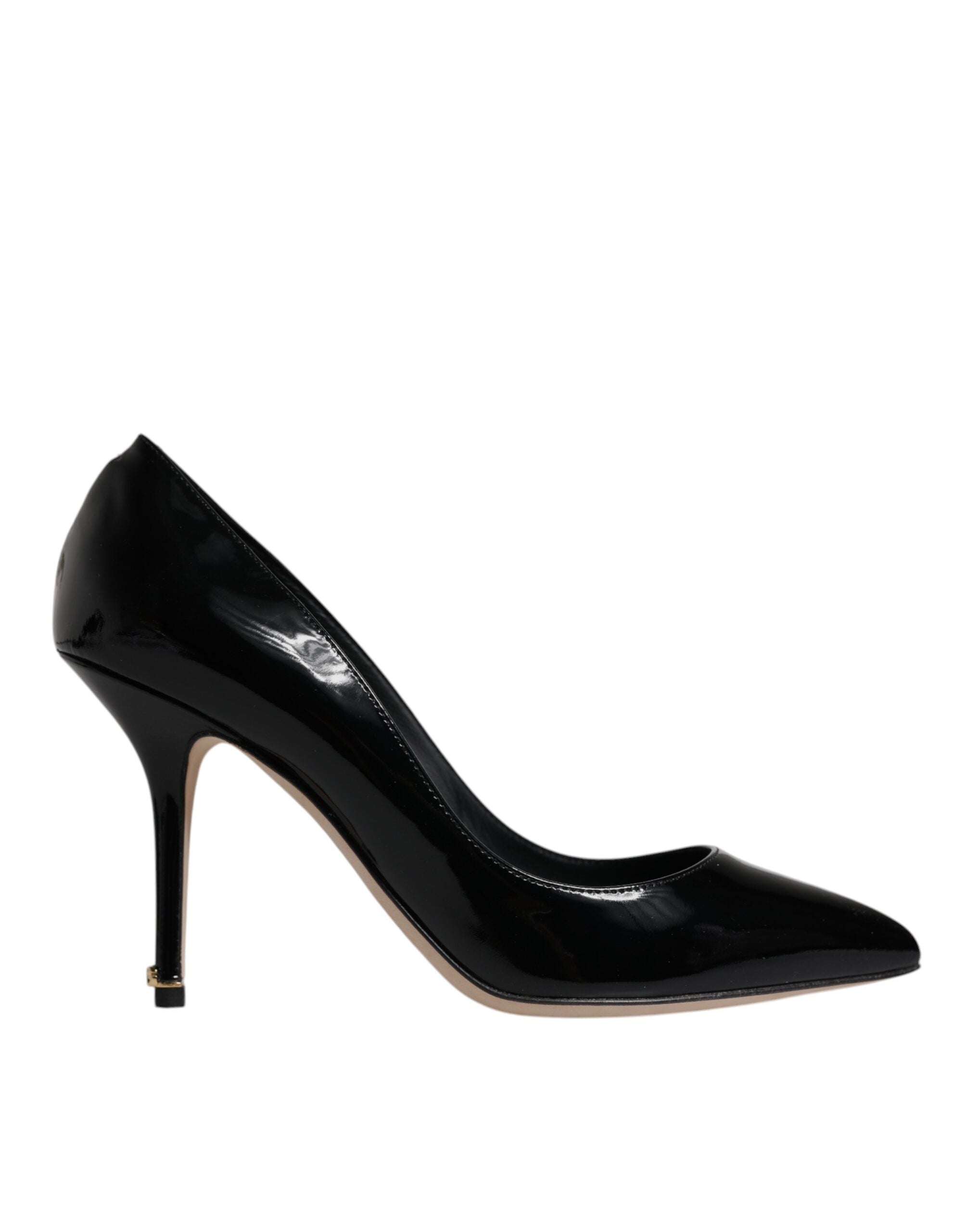 Svarta pumps i lackläder med höga klackar