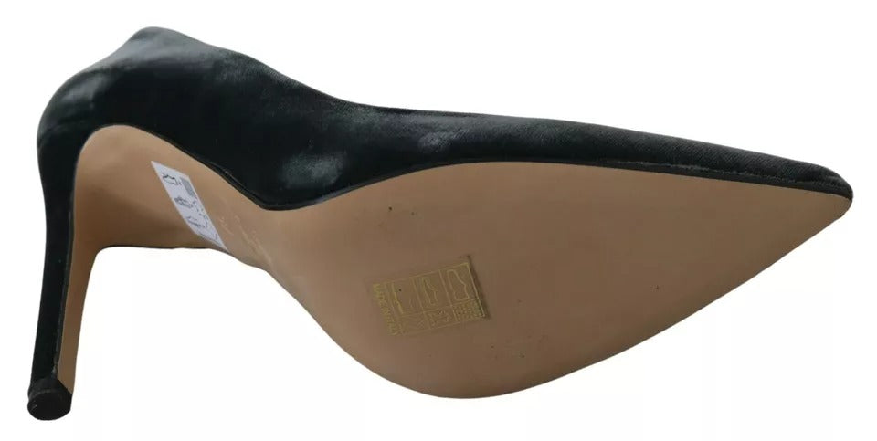 Grå sammetsklänning med stilettpumps