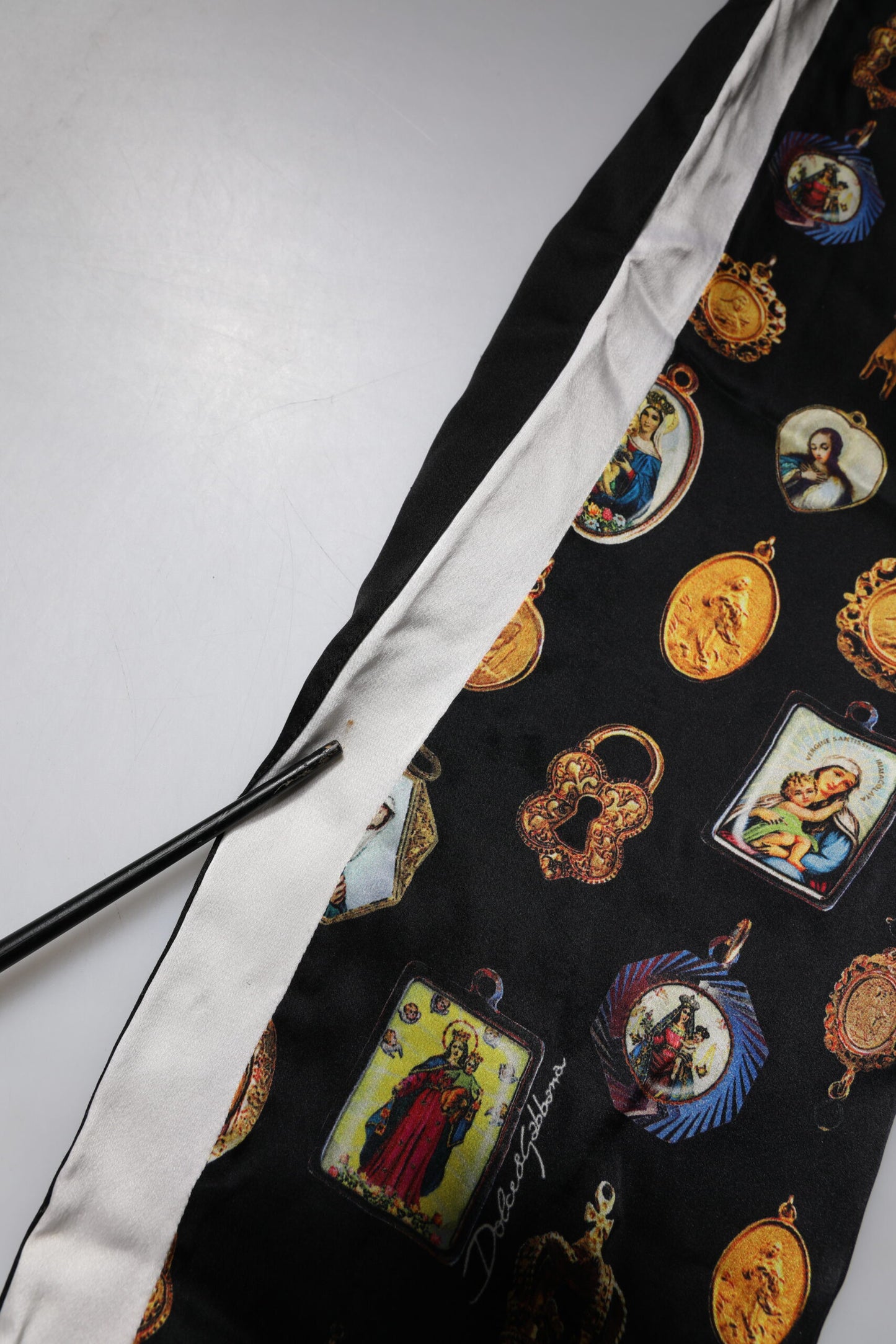 Dolce &amp; Gabbana Svarta Joggingbyxor i Siden med Religiöst Tryck