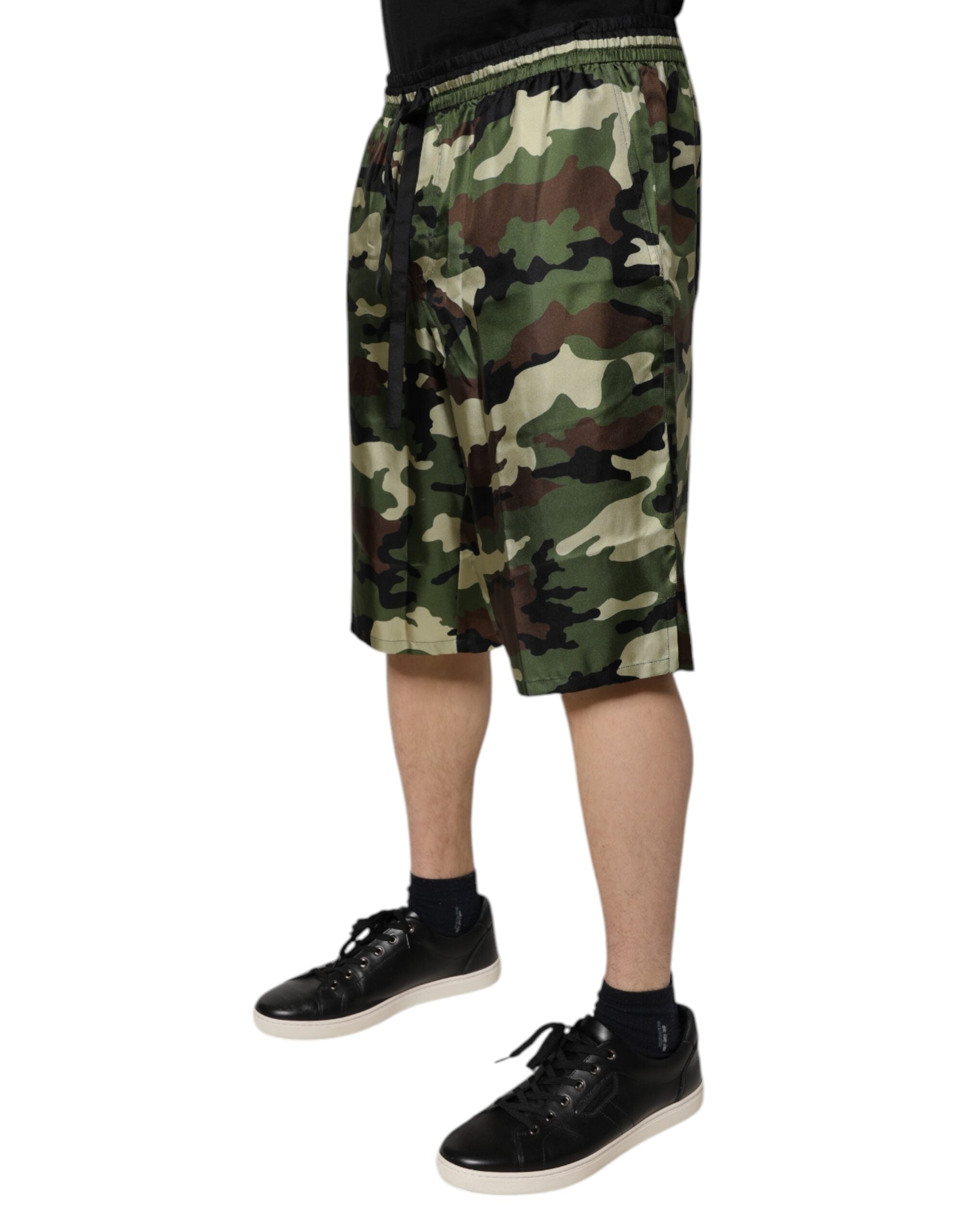 Flerfärgade kamouflage sidenbermudashorts med medelhög midja
