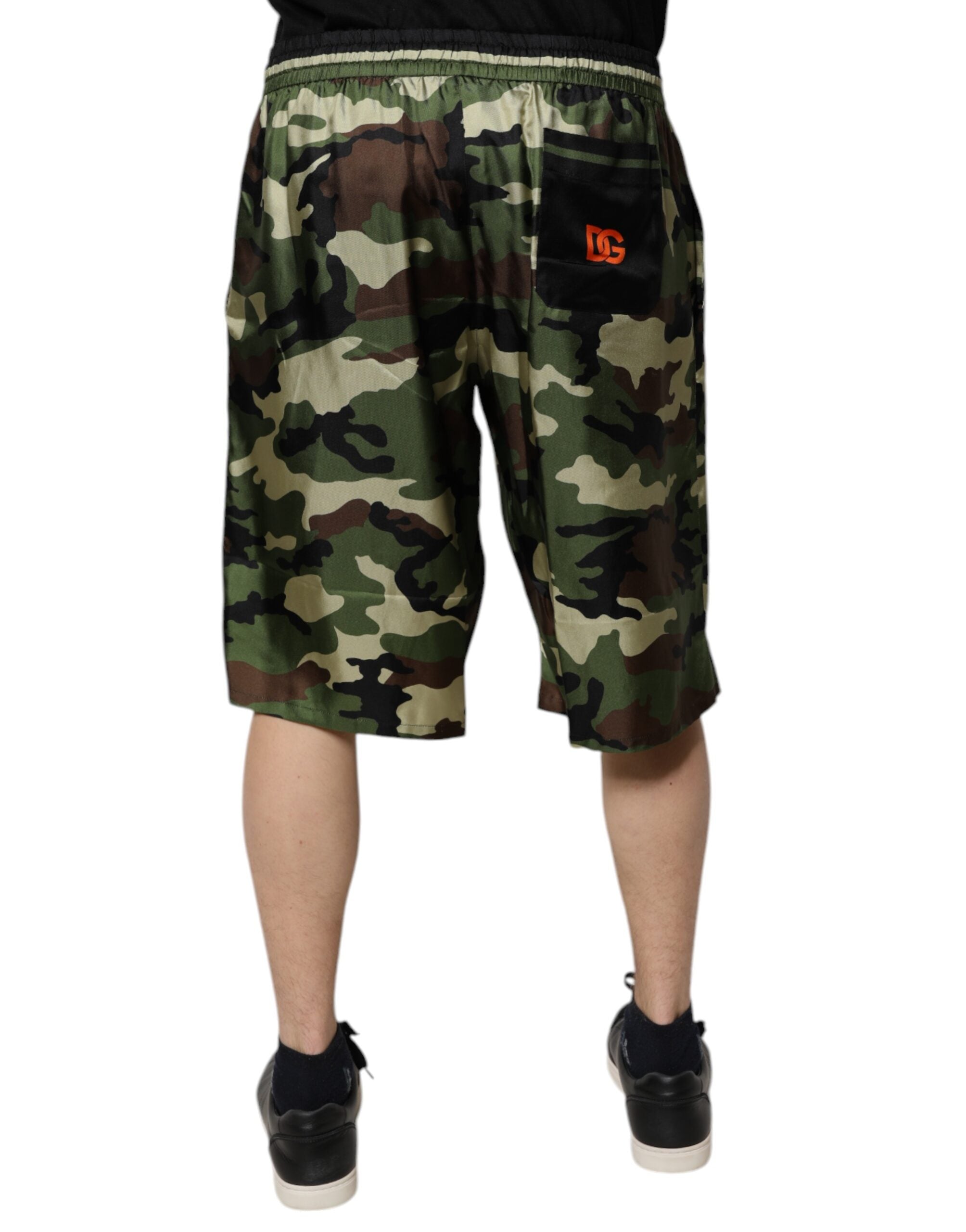 Flerfärgade kamouflage sidenbermudashorts med medelhög midja