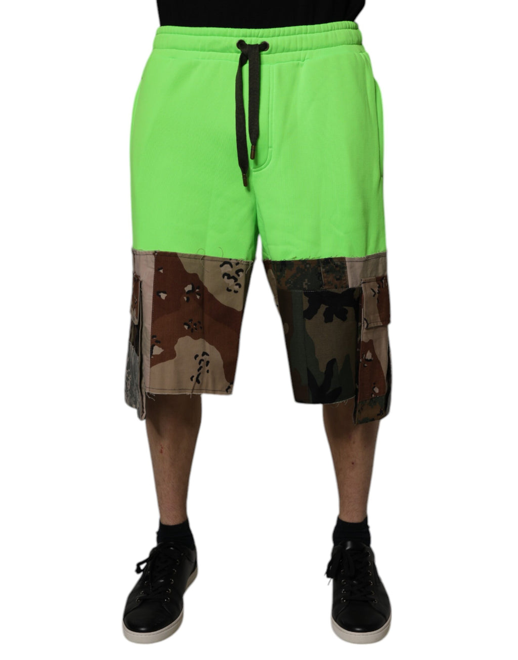 Gröna lapptäcksmönster med cargo-bermudashorts