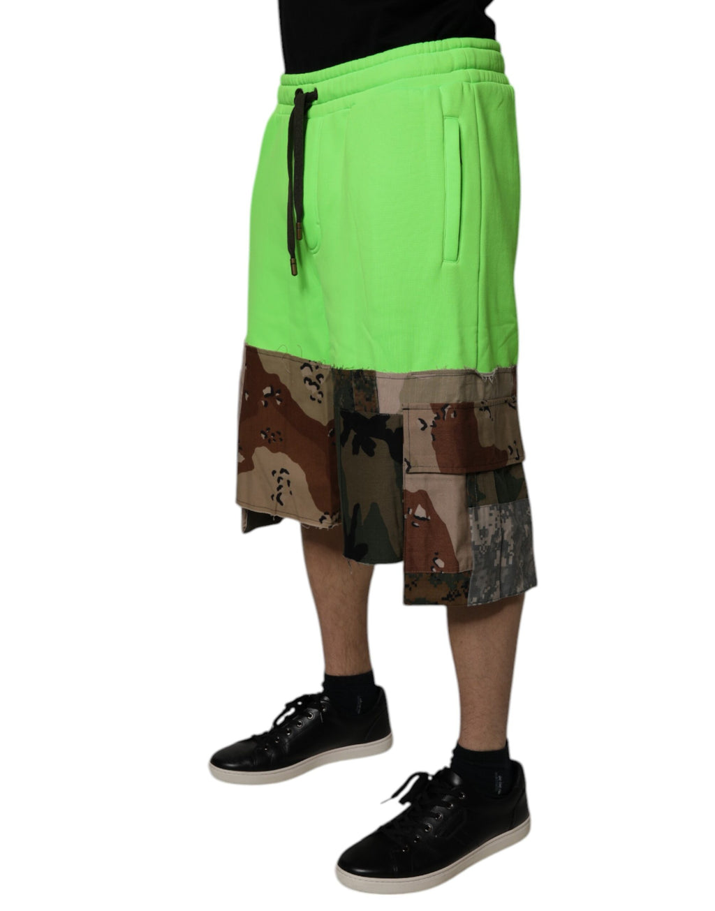 Gröna lapptäcksmönster med cargo-bermudashorts