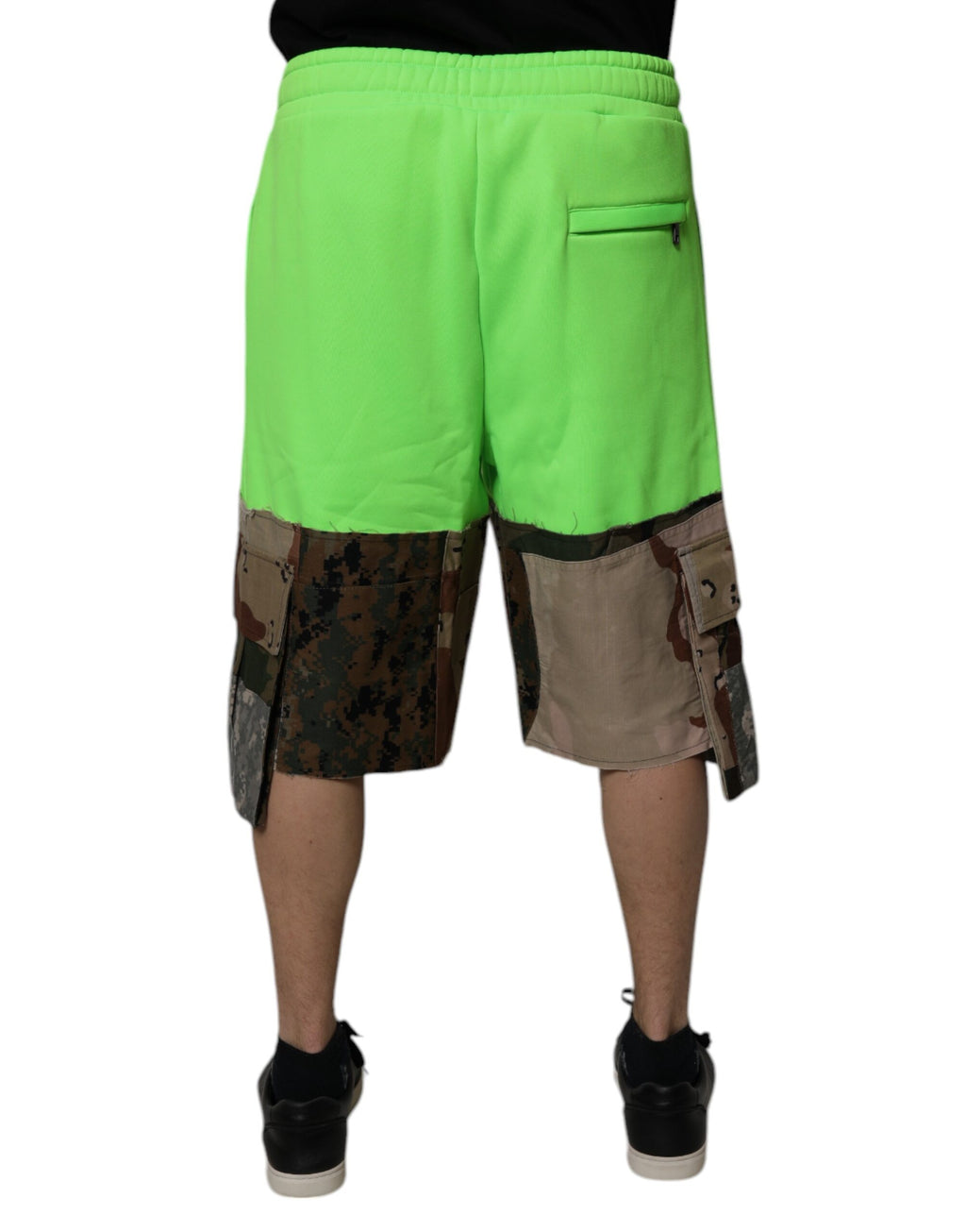 Gröna lapptäcksmönster med cargo-bermudashorts
