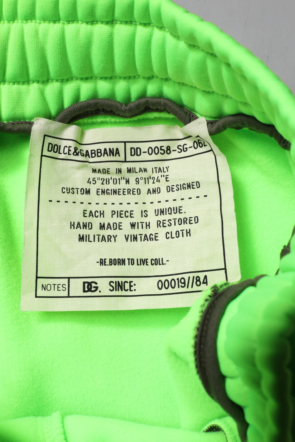 Gröna lapptäcksmönster med cargo-bermudashorts