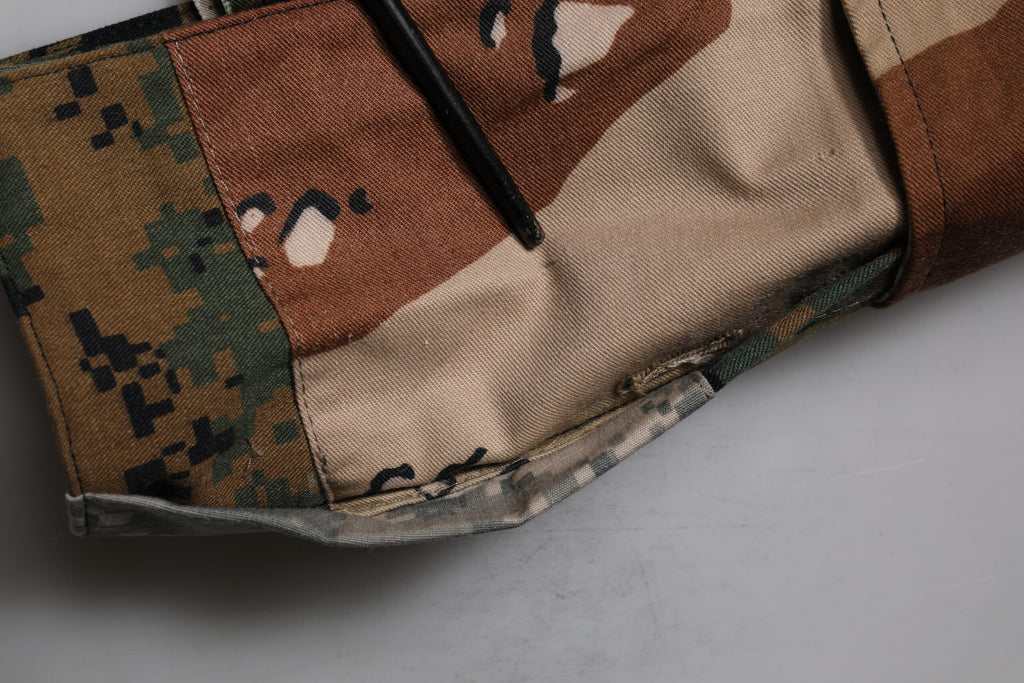 Gröna lapptäcksmönster med cargo-bermudashorts