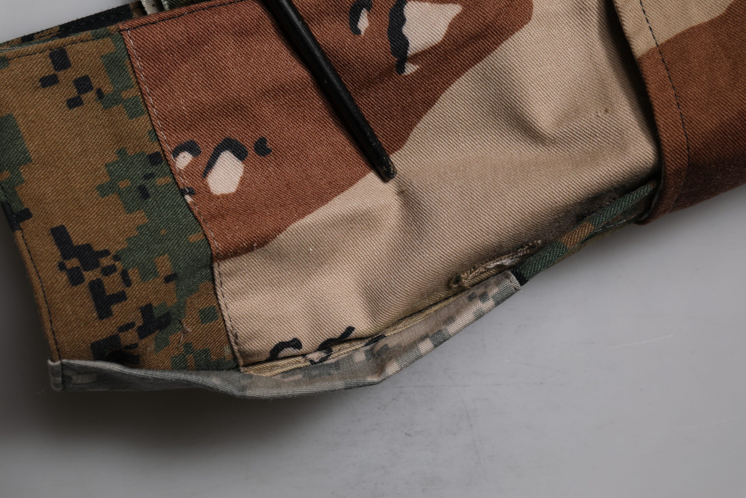 Gröna lapptäcksmönster med cargo-bermudashorts