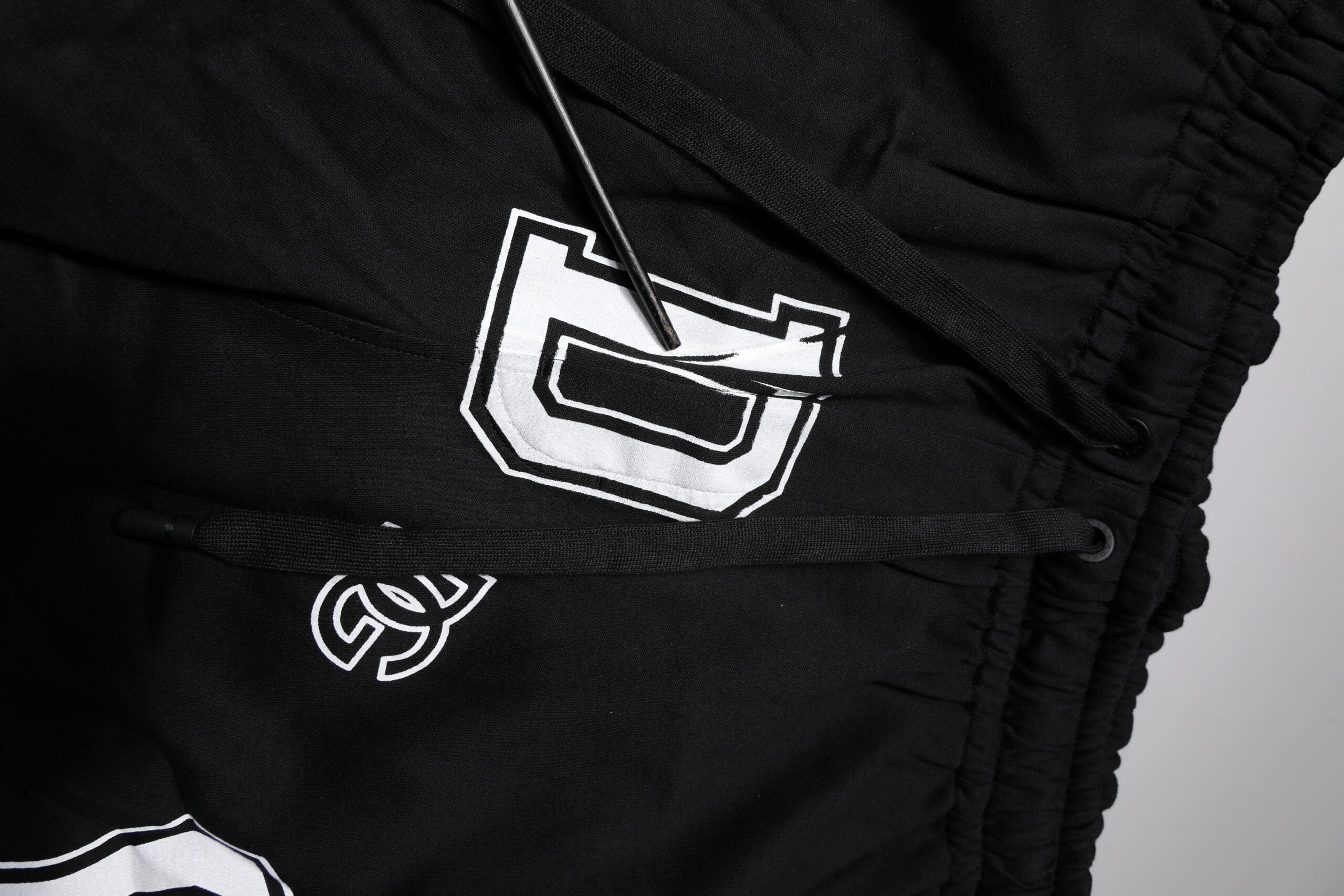 Svarta Bermuda-shorts med logotyp och bomull
