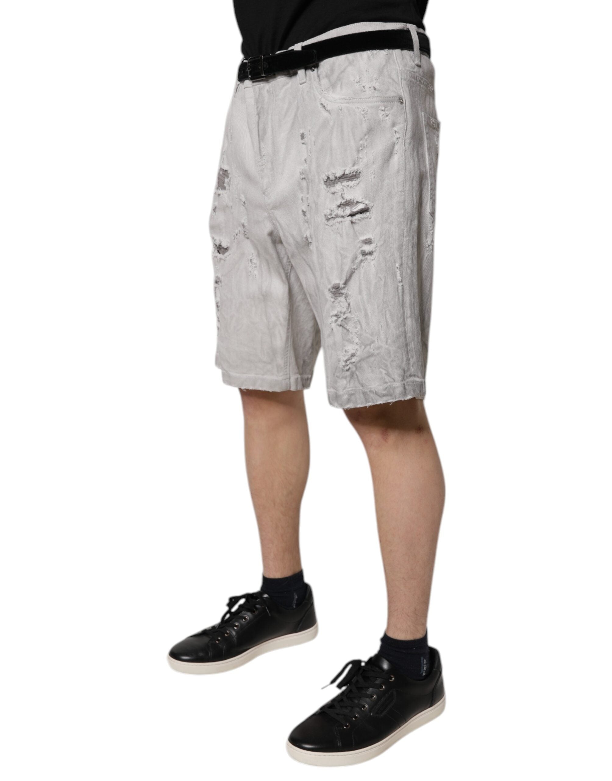 Ljusgrå trasiga herrjeansbermudashorts