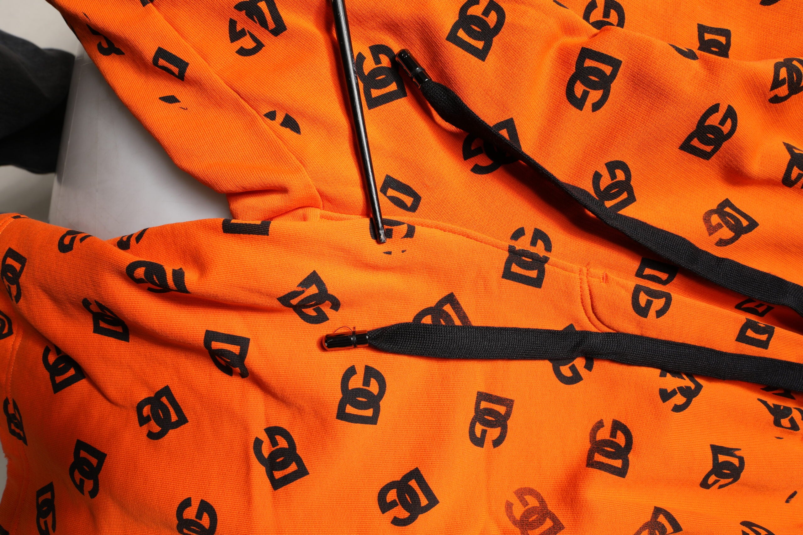 Orangea bermudashorts i bomull med logotyp och monogram