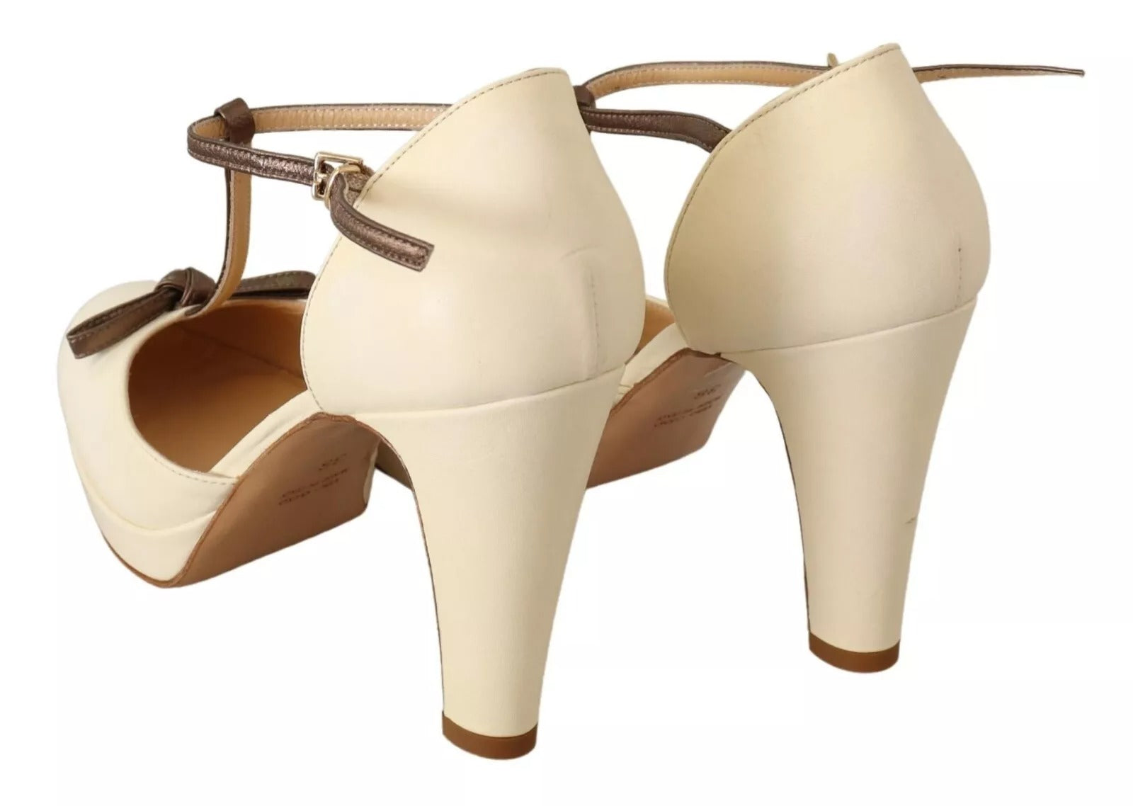 Beige T-remmar med blockklackar och pumps i läder