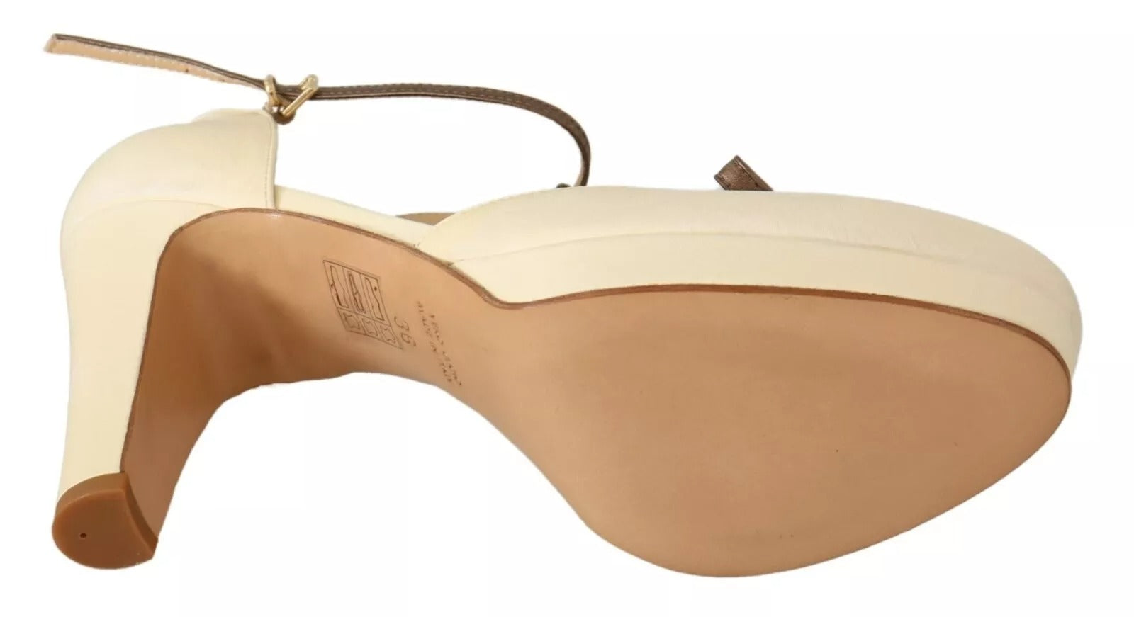 Beige T-remmar med blockklackar och pumps i läder