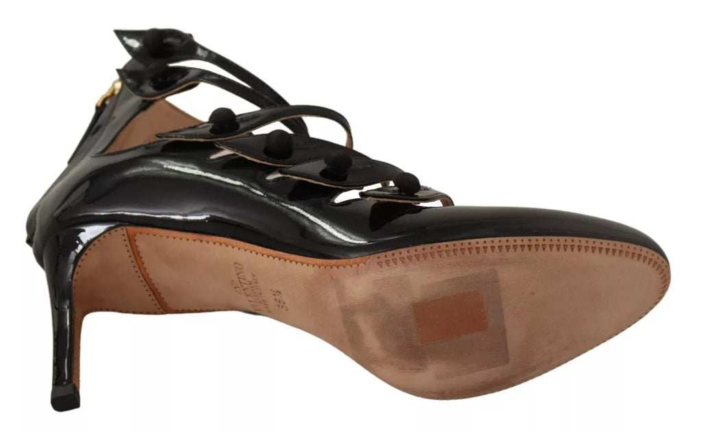 Svarta pumps med läderklack och flera remmar