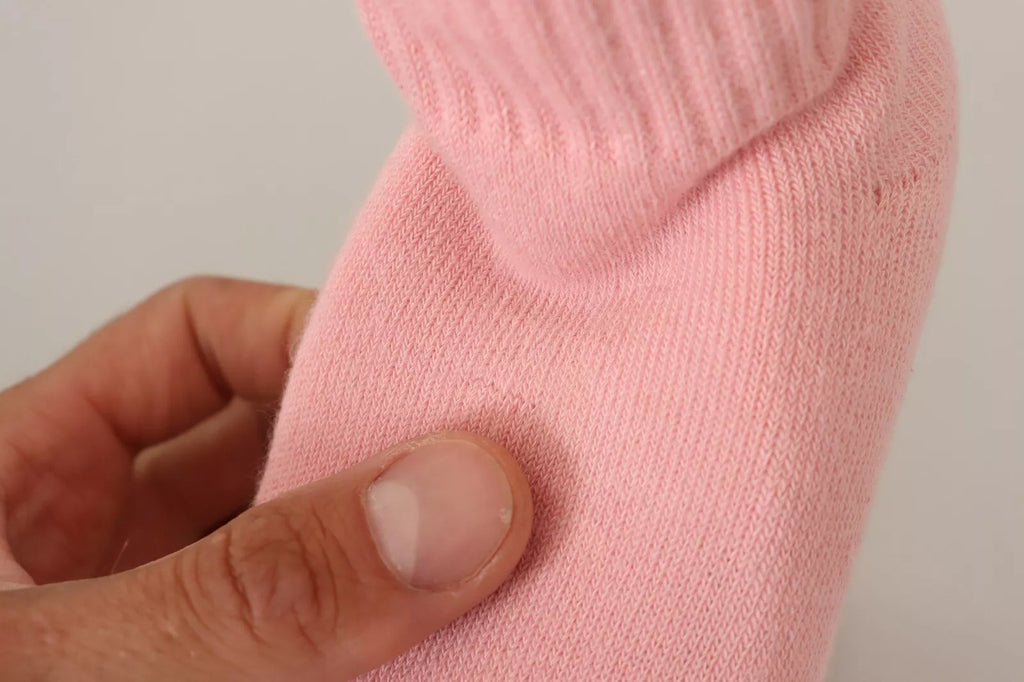 Rosa mockalogotypstrumpor med blockklack och ankelstövlar