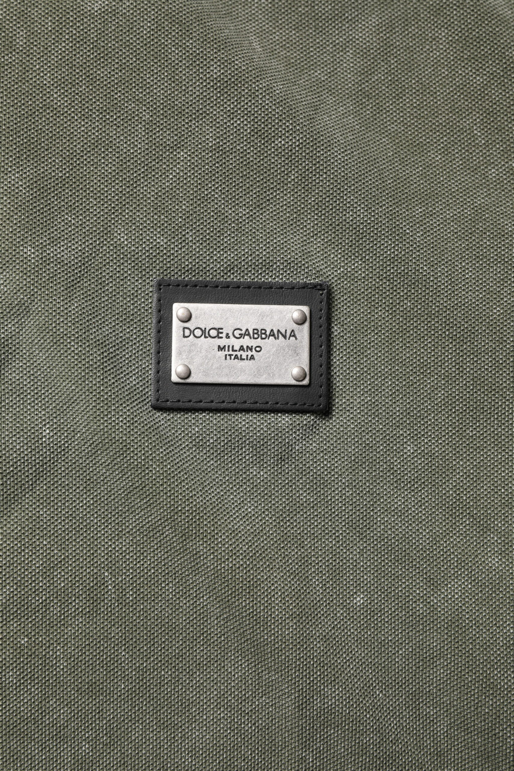 Armégrön pikétröja med logotyp och plakett i bomull