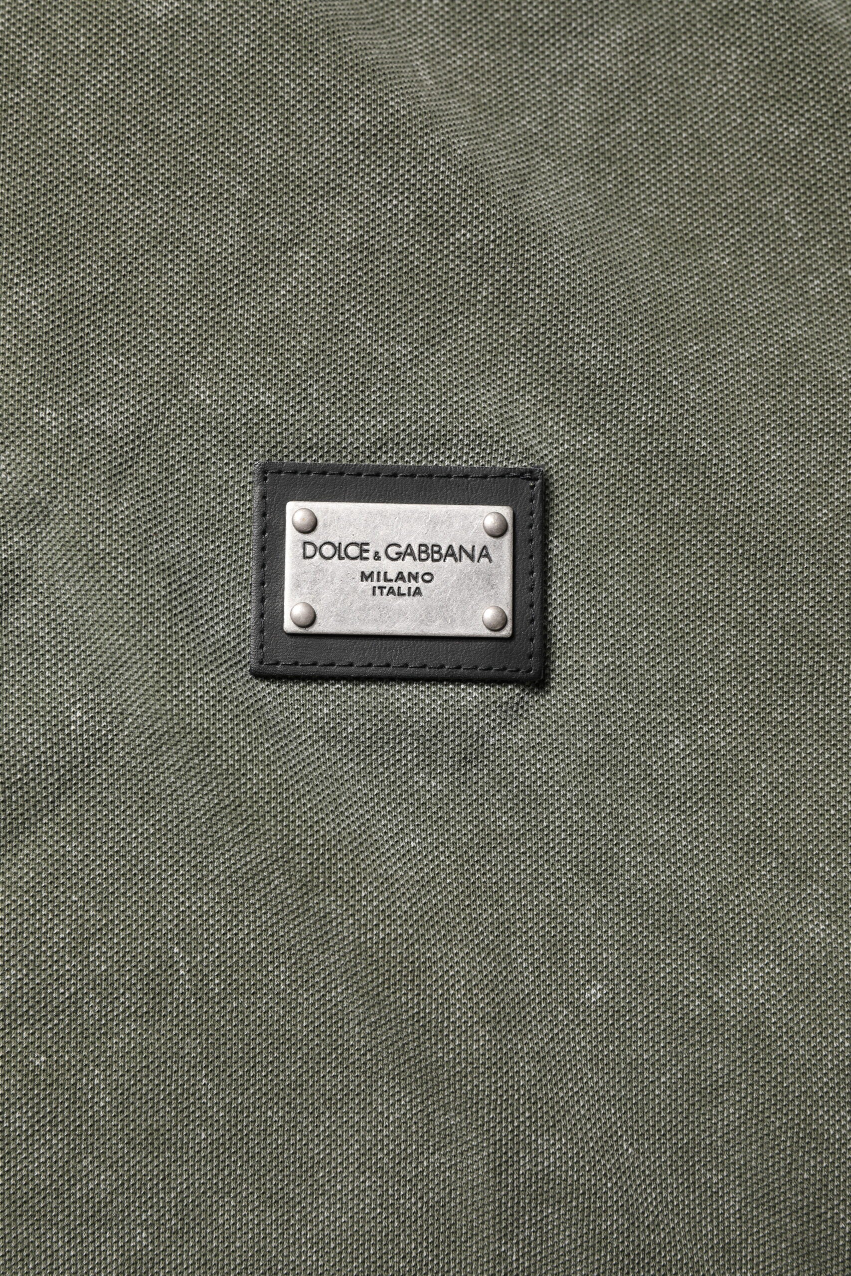 Armégrön pikétröja med logotyp och plakett i bomull