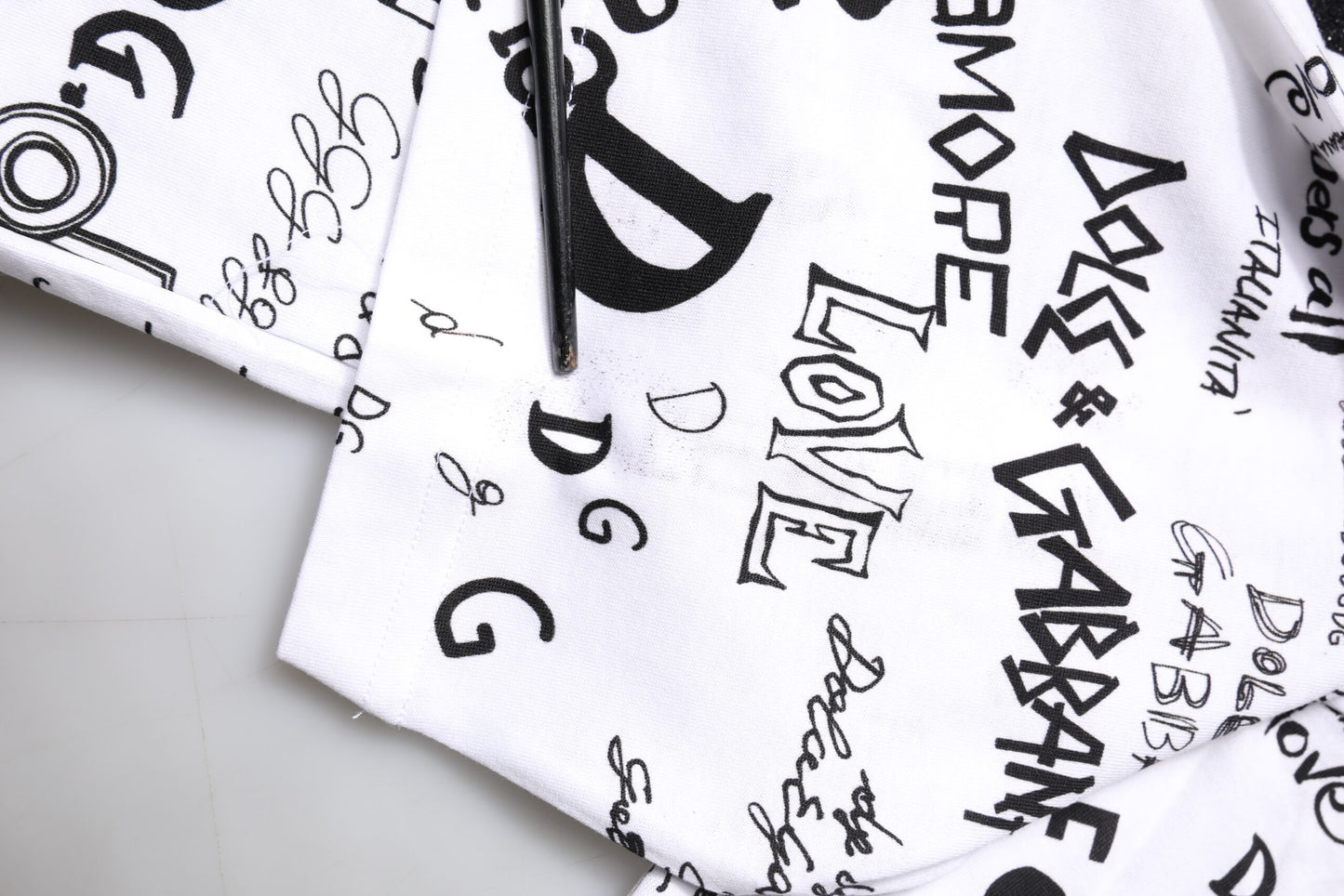 Dolce &amp; Gabbana Vit Graffititryckt Bomulls-T-shirt med Rund Hals