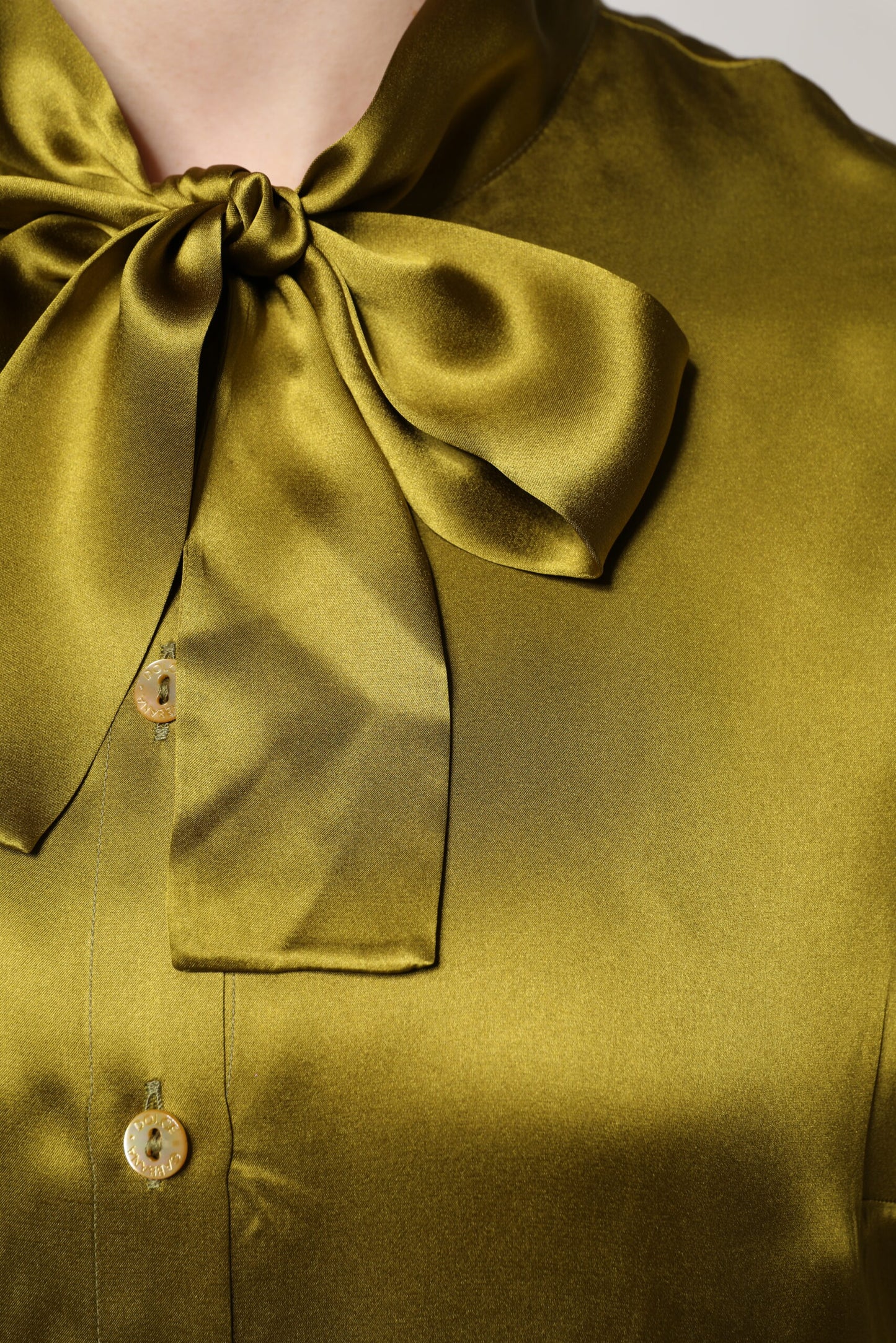 Dolce &amp; Gabbana Olivgrön Ascot-krage Långärmad Blus Topp