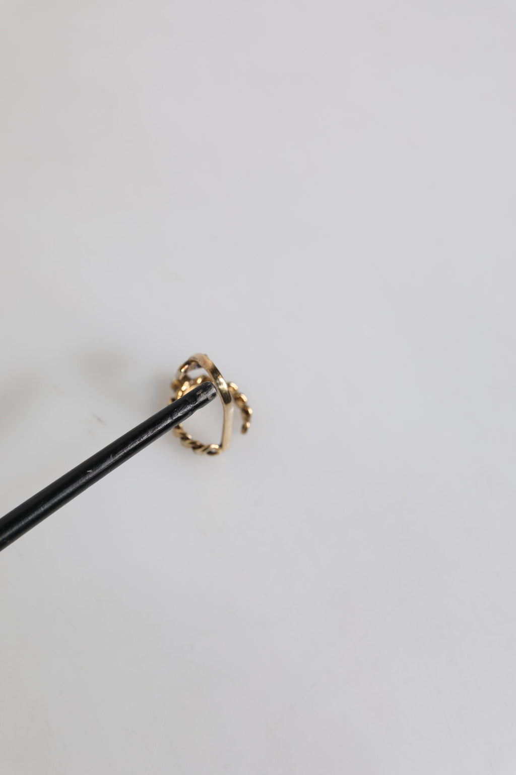 Justerbar ring med guldfärgad graverad logotyp och klara kristaller