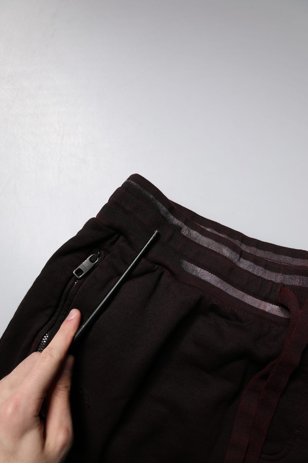 Rödbruna bomullsbermudashorts med logotyp och plakett
