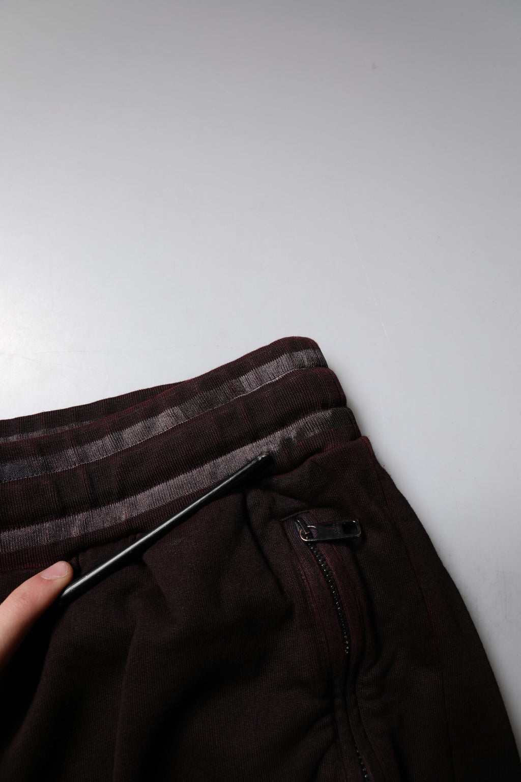 Rödbruna bomullsbermudashorts med logotyp och plakett