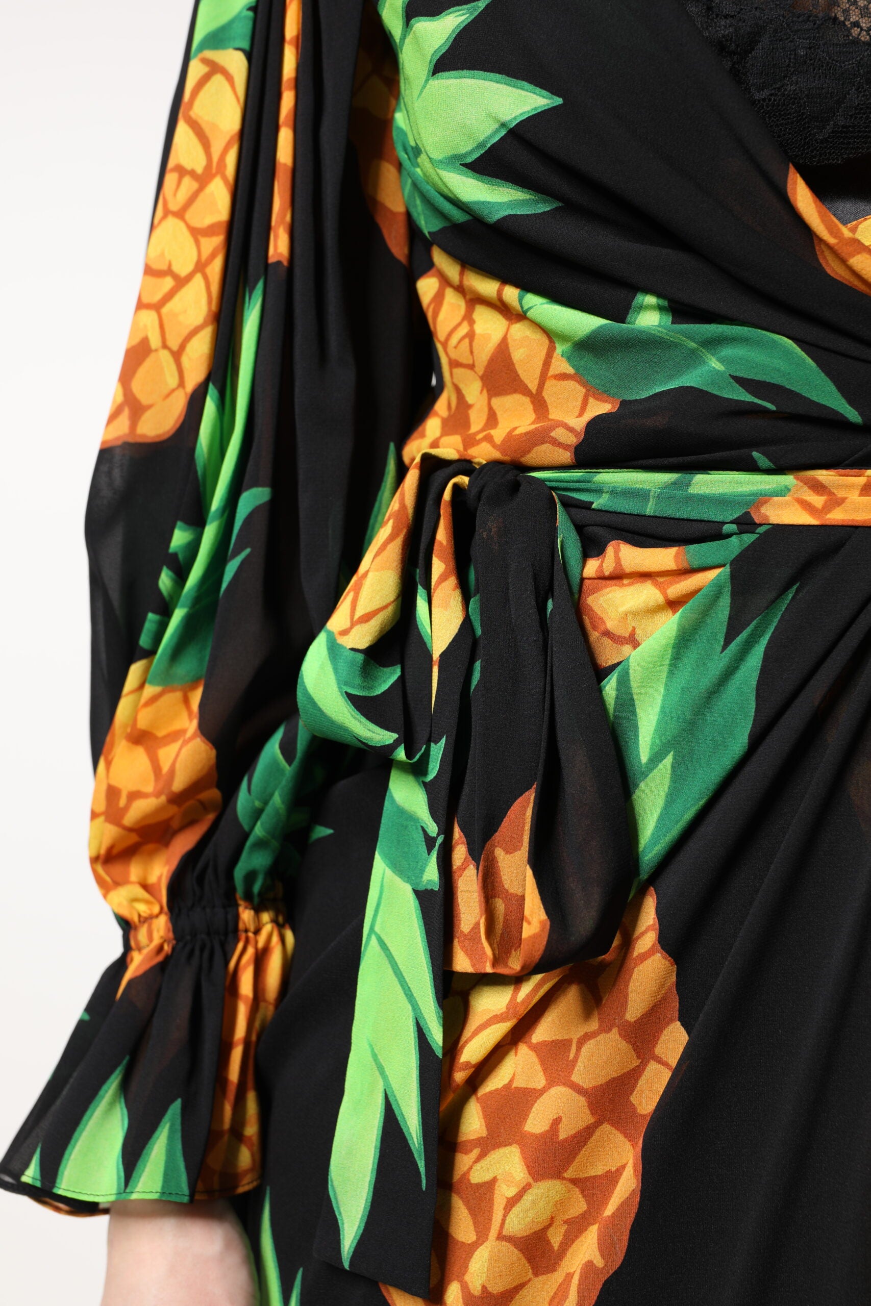 Svart sidenklänning med draperad ananasmönster