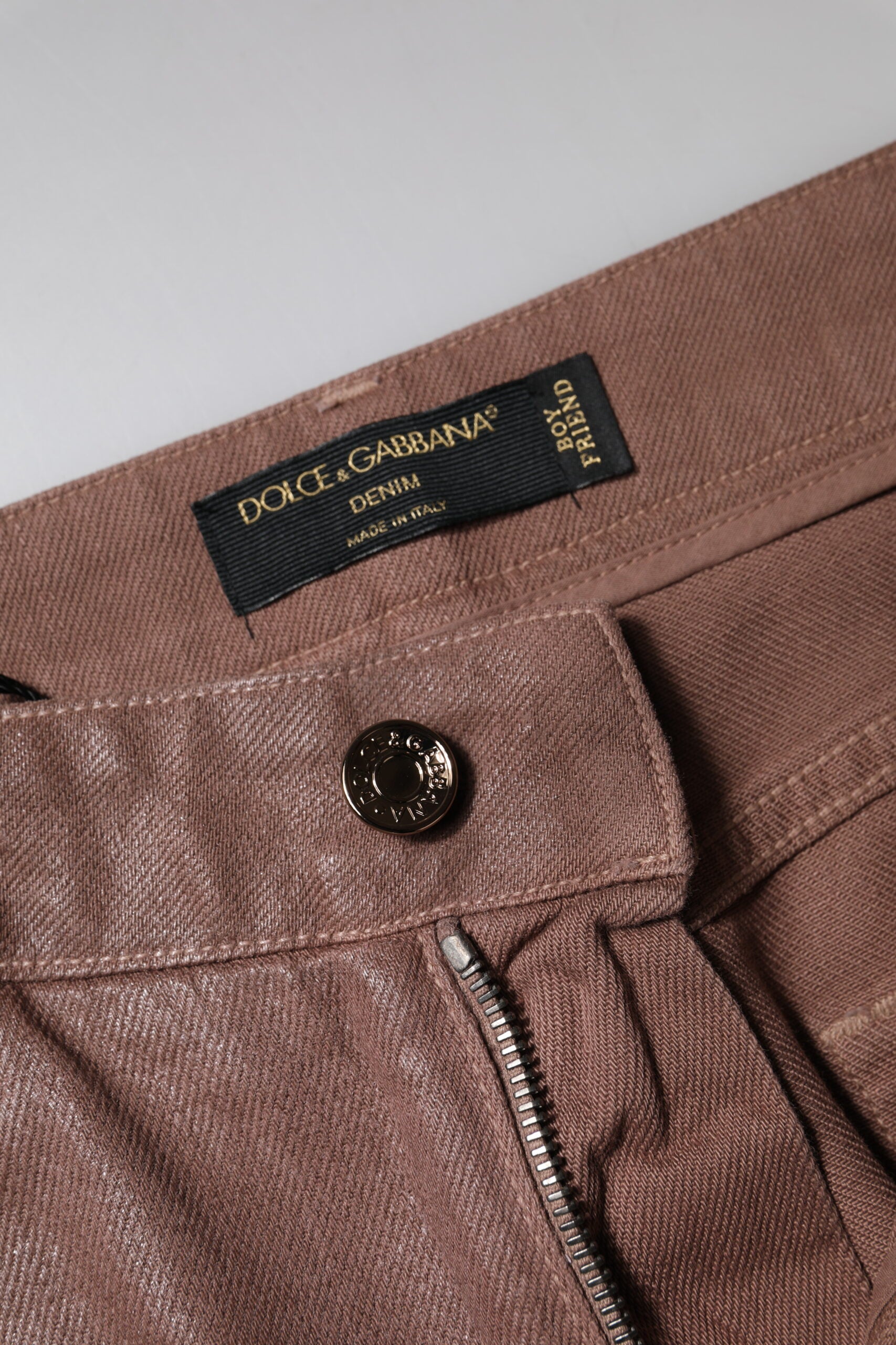 Bruna bomullsjeans med hög midja och avsmalnande passform