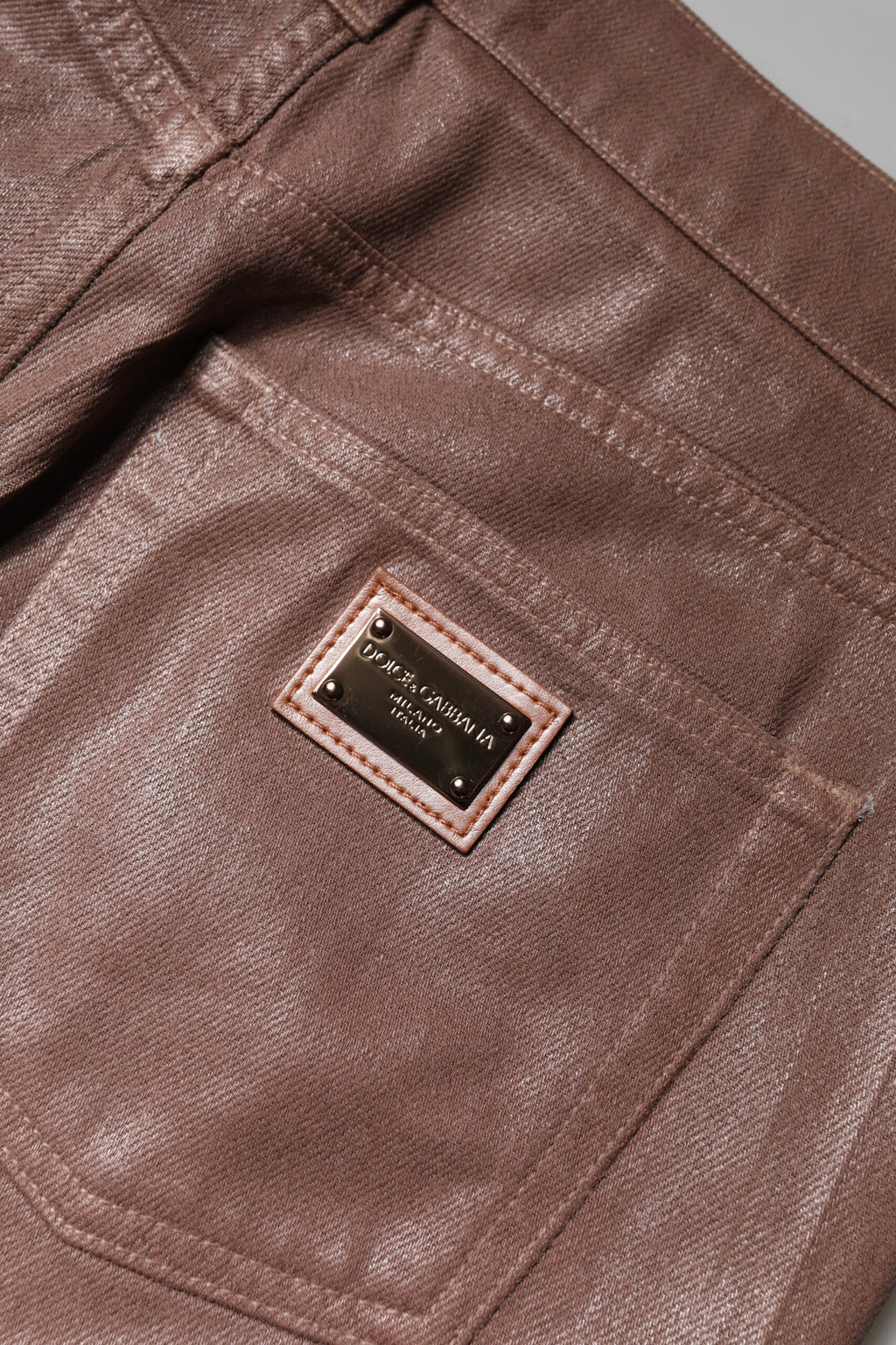 Bruna bomullsjeans med hög midja och avsmalnande passform