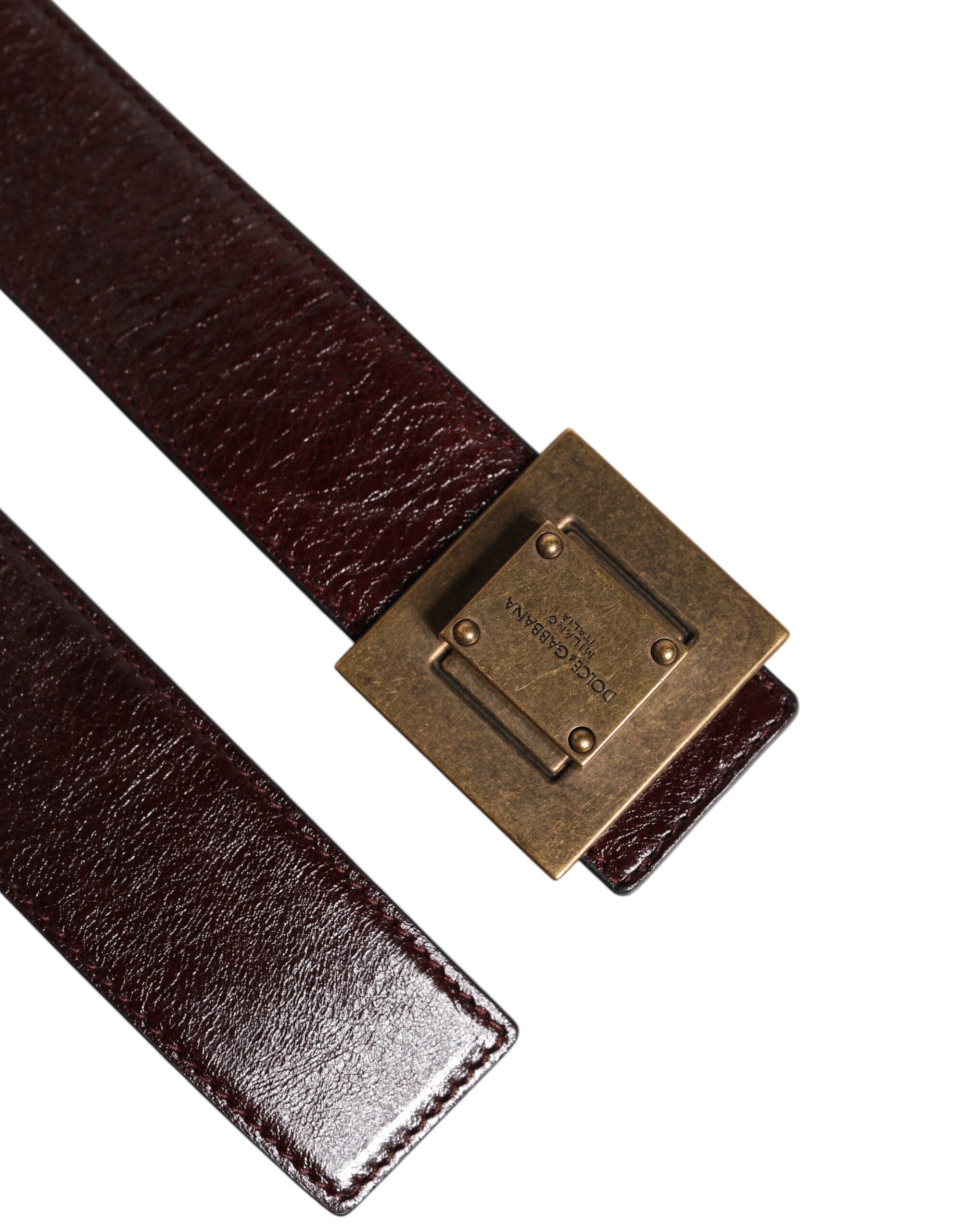 Brunt skinnbelte med gullfarget metallspenne og klassisk design