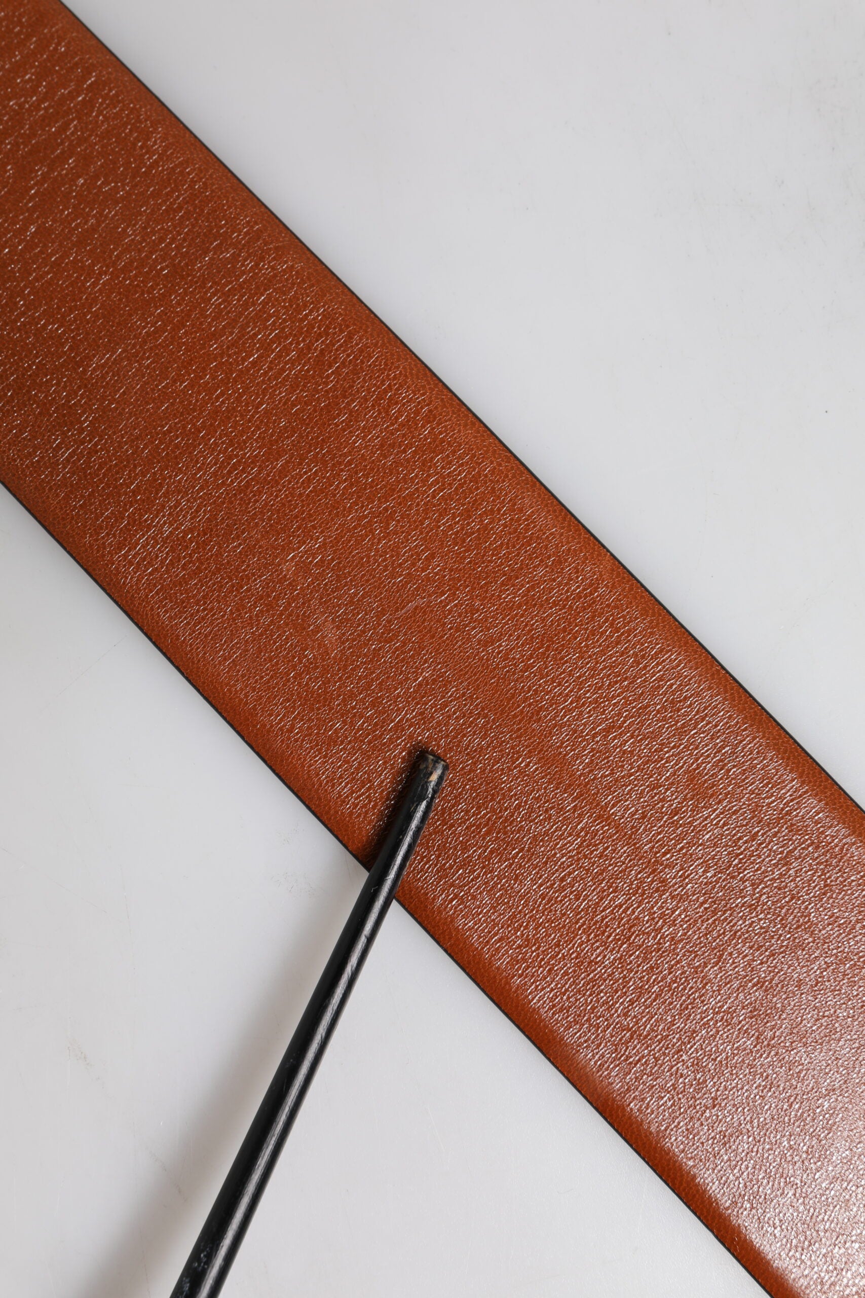 Brunt skinnbelte med gullfarget metallspenne og klassisk design