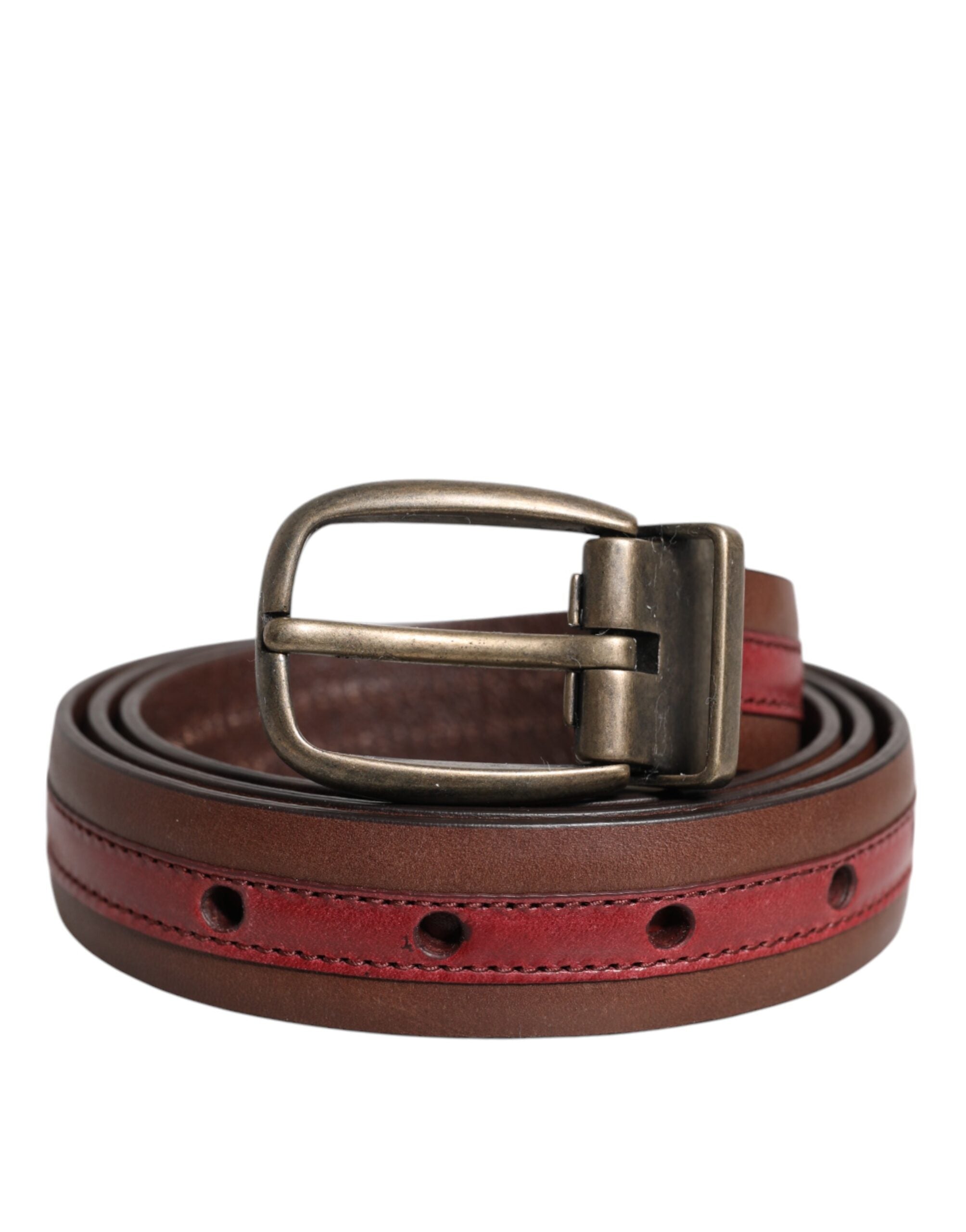 Burgunderfarget skinnbelte med metalllogo og spenne