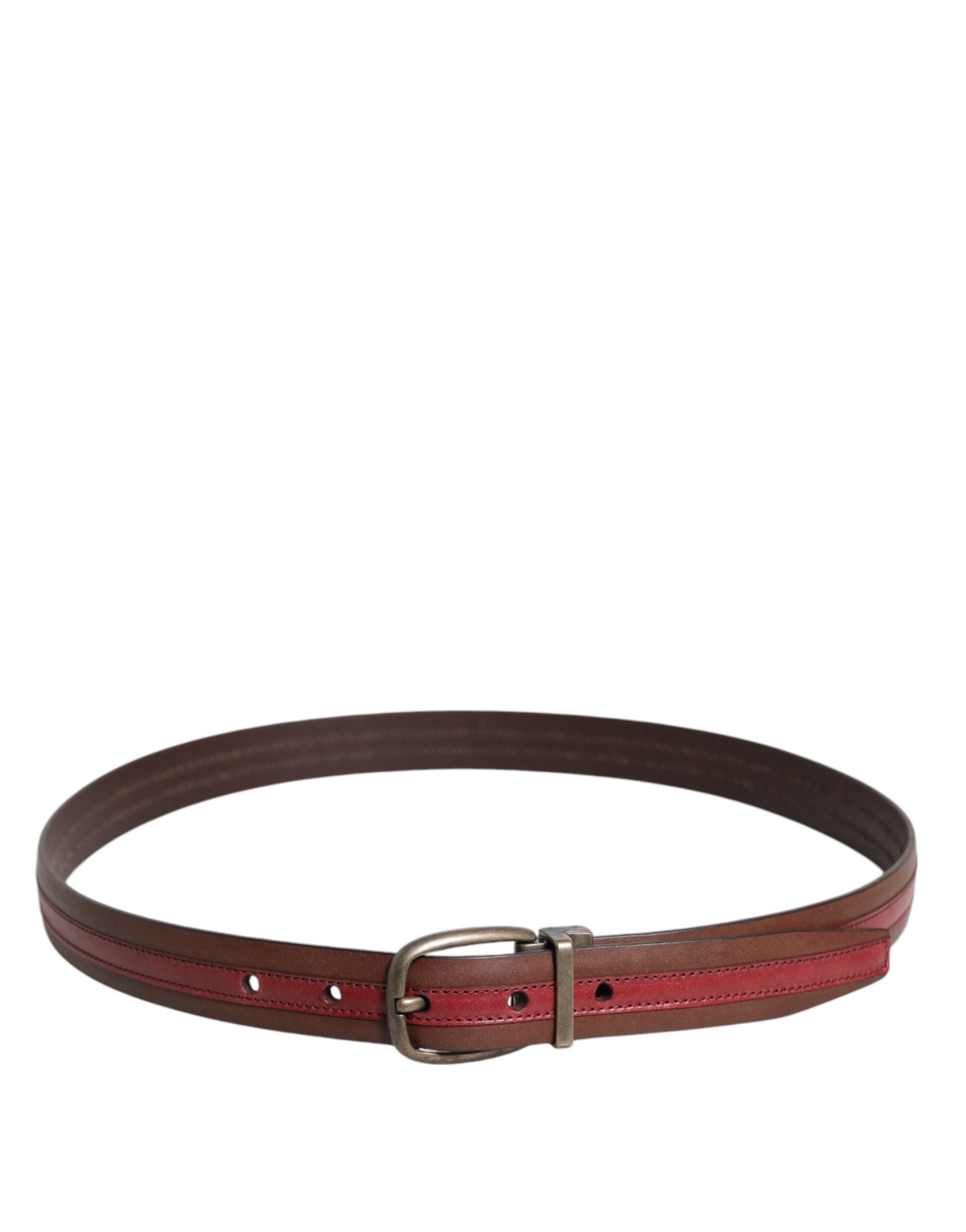 Burgunderfarget skinnbelte med metalllogo og spenne