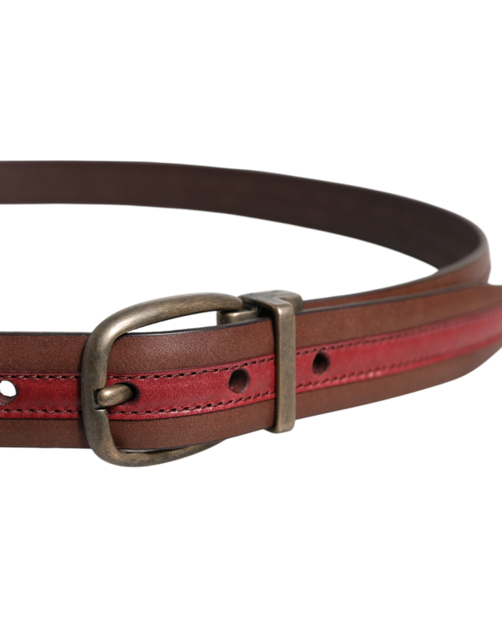 Burgunderfarget skinnbelte med metalllogo og spenne