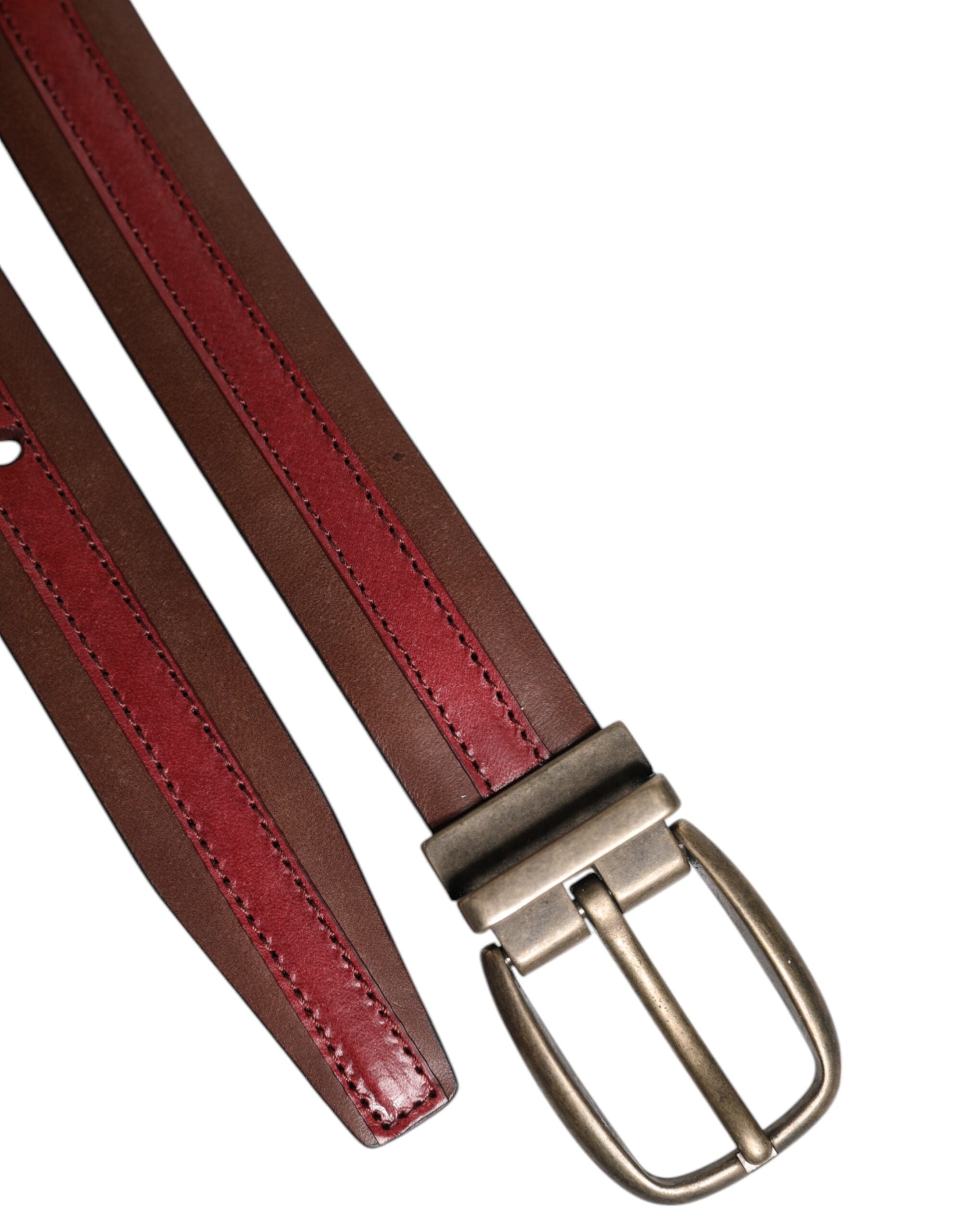 Burgunderfarget skinnbelte med metalllogo og spenne