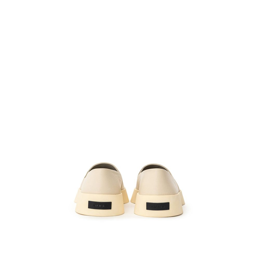 Grå slip-on loafers i skinn