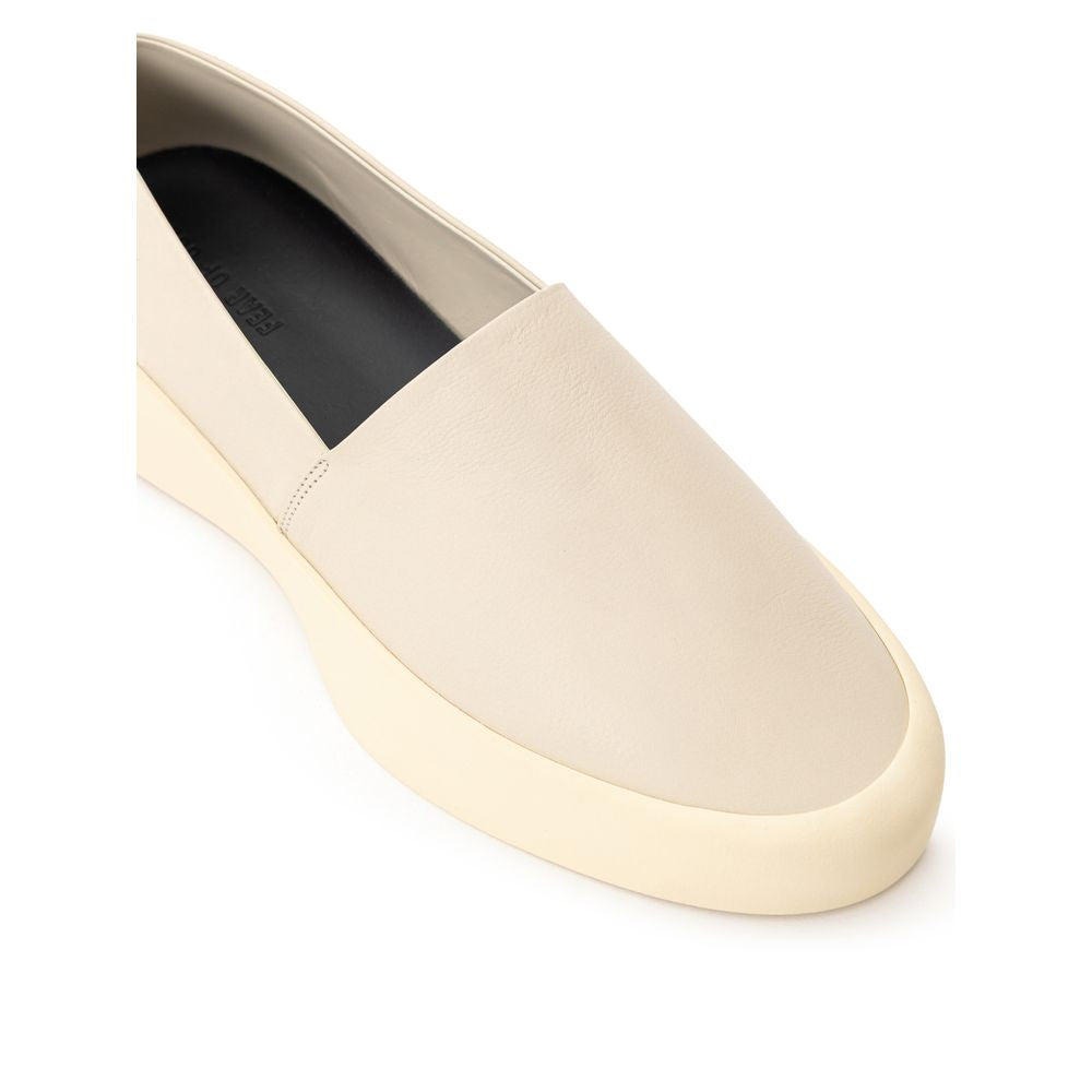 Grå slip-on loafers i skinn