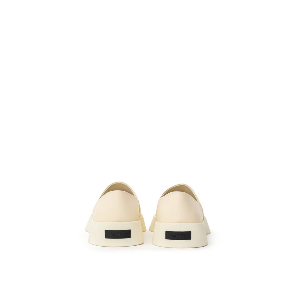 Beige slip-on loafers i skinn