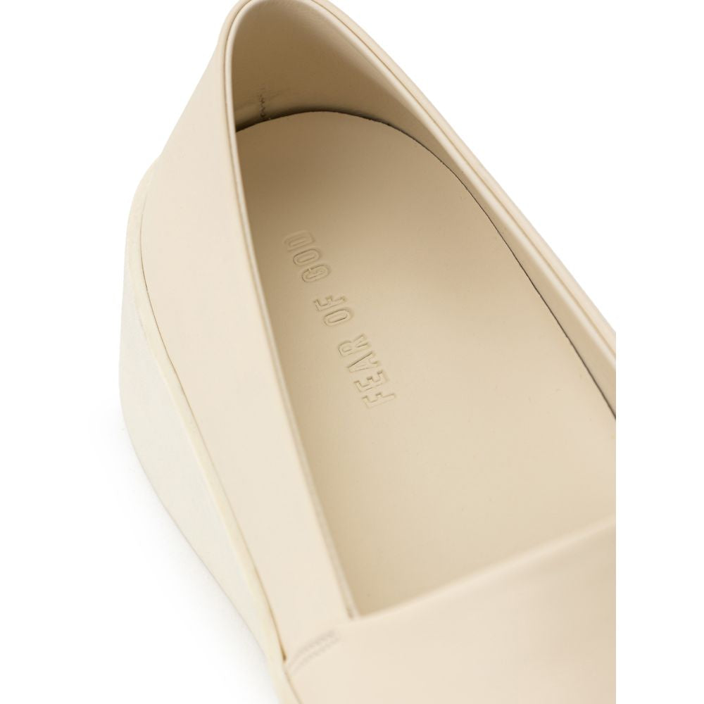Beige slip-on loafers i skinn