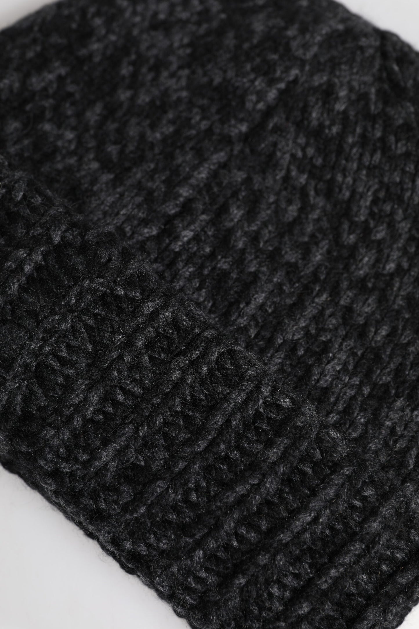 Dolce &amp; Gabbana grå kasjmirstrikket vinterlue