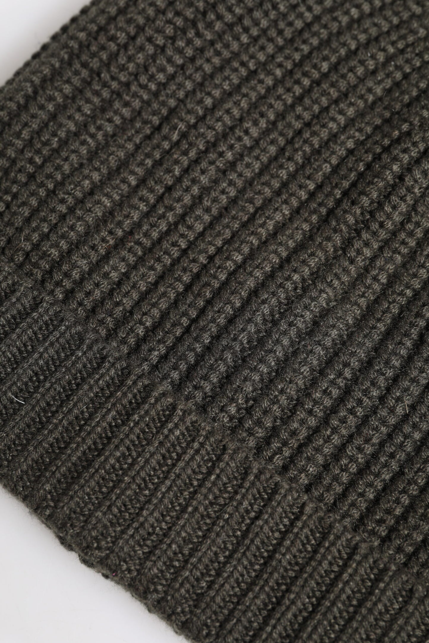 Dolce &amp; Gabbana mørkegrå kasjmirstrikket vinterlue