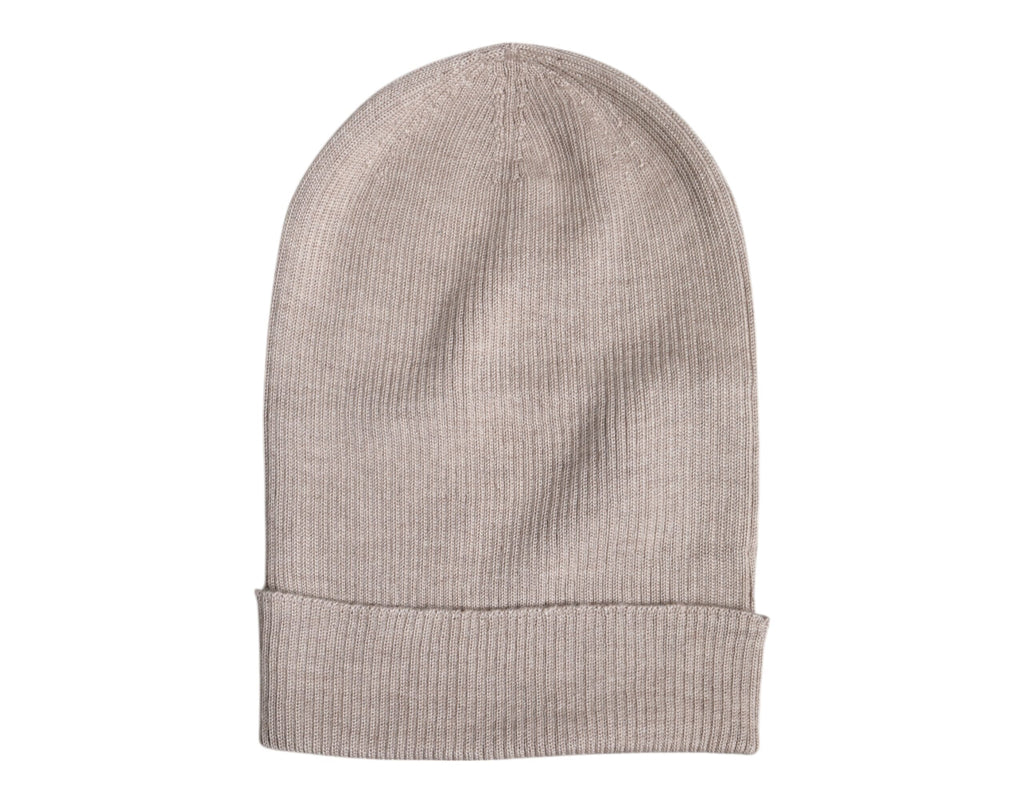 Beige kashmirstickad vintermössa