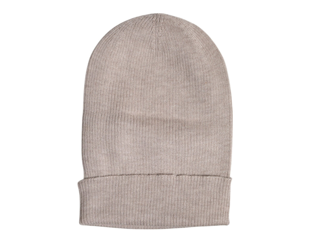 Beige kashmirstickad vintermössa