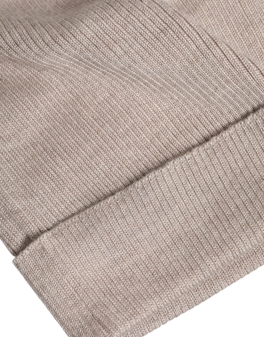 Beige kashmirstickad vintermössa