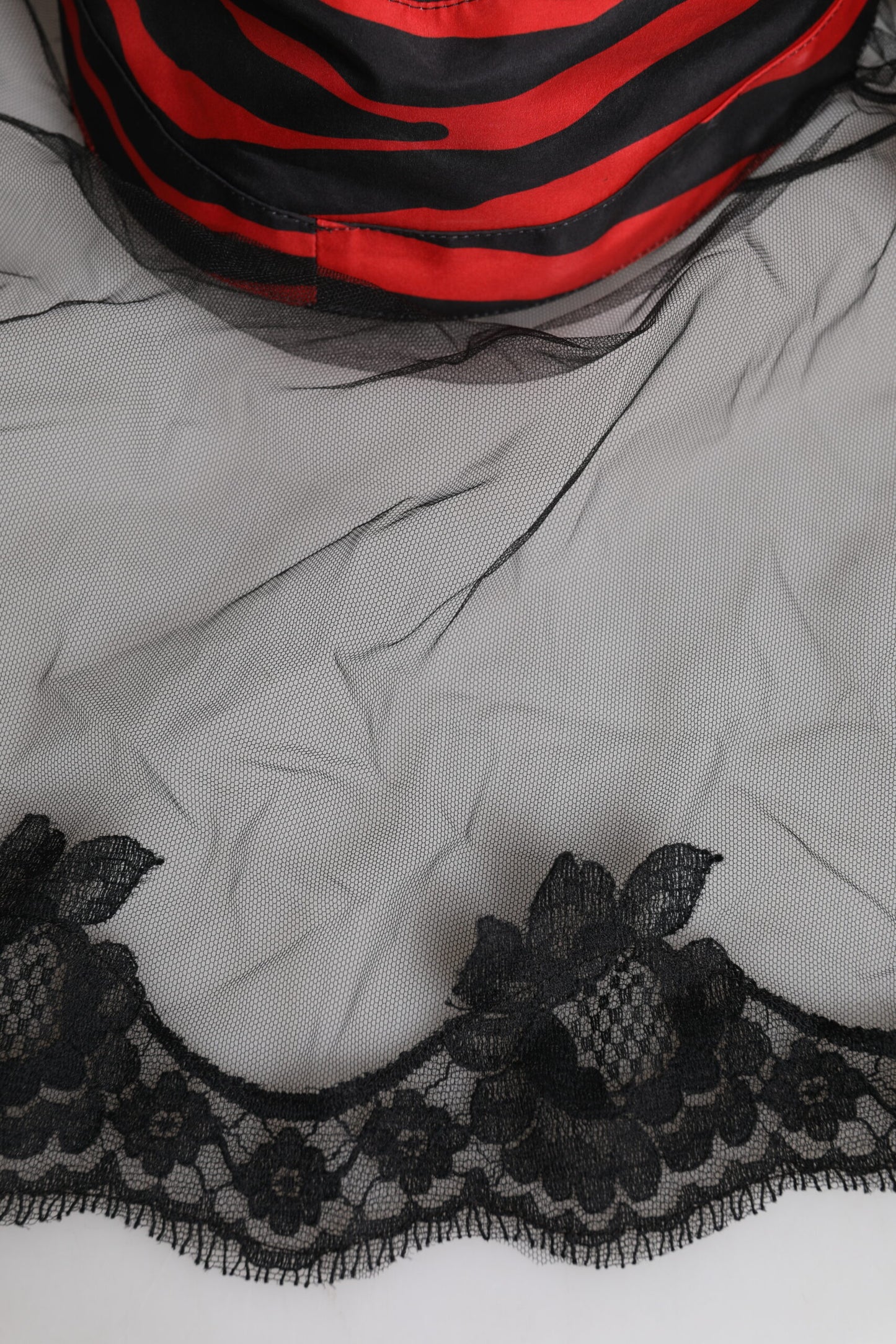 Dolce &amp; Gabbana Svarte Røde Stripete Blondetyll Bøttehatt